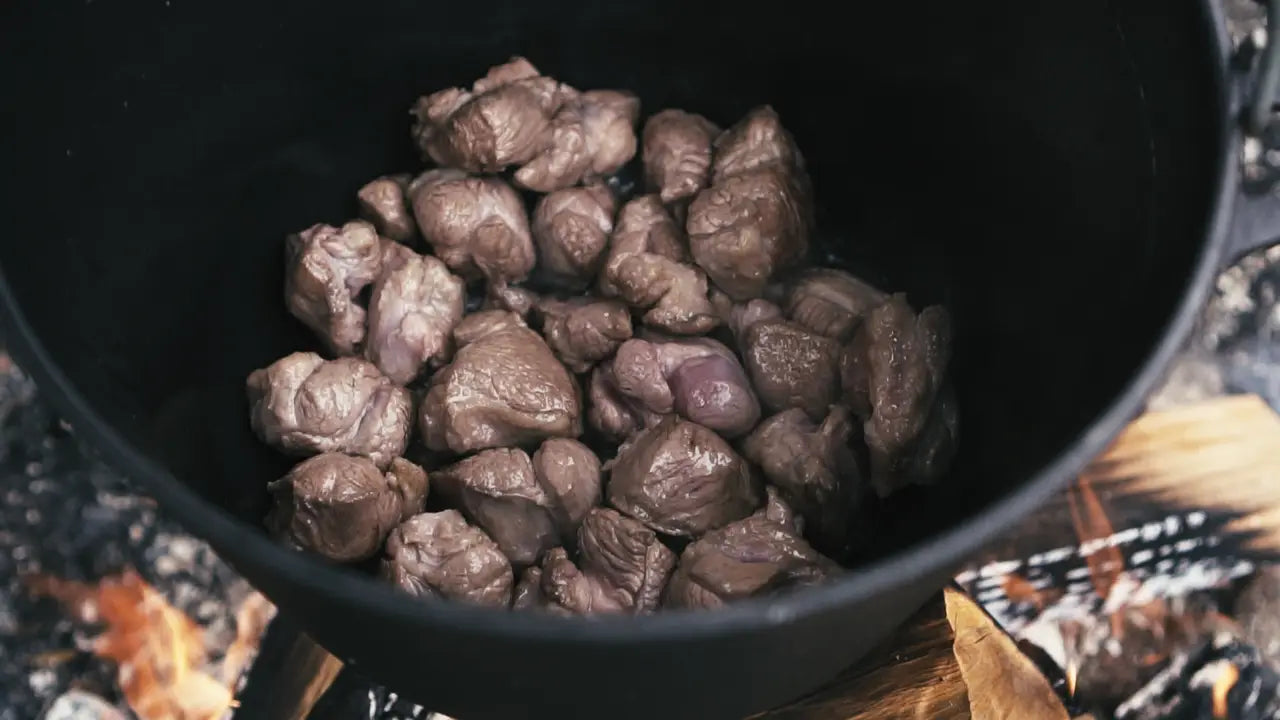 Кастрюля походная чугунная 10 литров.