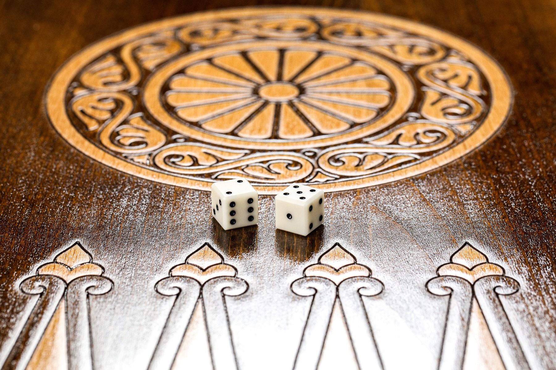 שש בש יוקרתי עץ מלא חקוק נצח