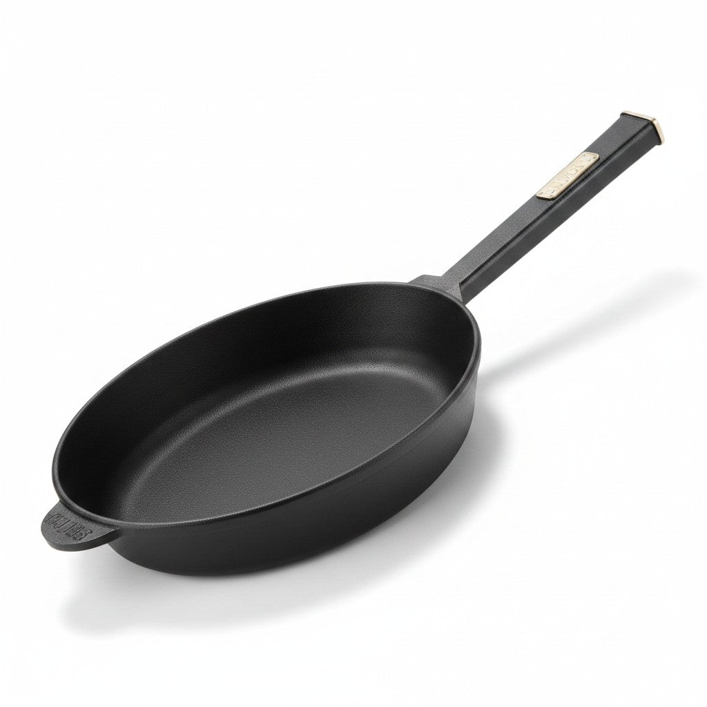 Asia Trade BRIZZOL 28cm cast iron skillet with a wooden handle, suitable for induction and open fire cooking.