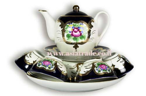 Традиционный чайный сервиз с классическим оформлением букетов и роз